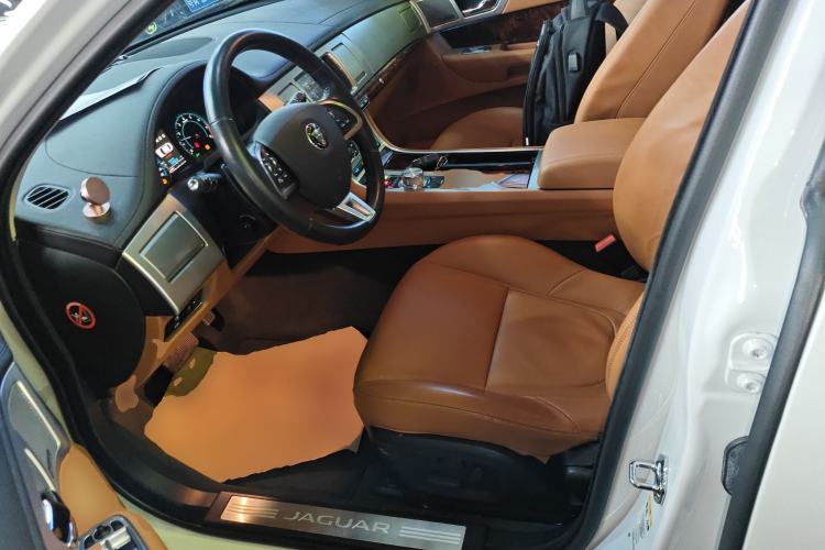 Used Jaguar XF 2015 XF 2.0T Luxury Edition Left Front Seat