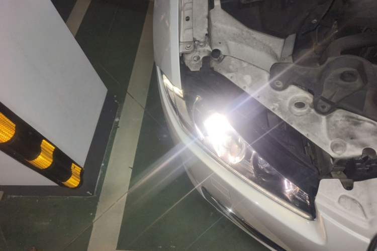 Used Jaguar XF 2015 XF 2.0T 80th Anniversary Collector's Edition Right Front Headlight