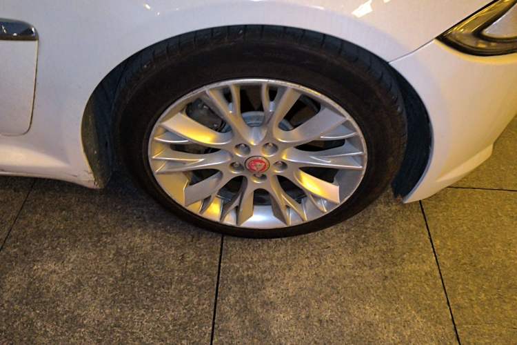 Used Jaguar XF 2015 XF 2.0T Luxury Edition Right Front Wheel Hub