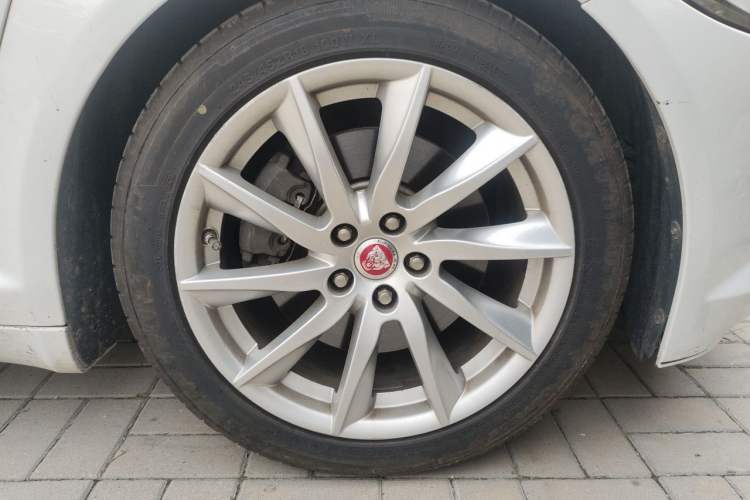 Used Jaguar XF 2015 XF 2.0T Sportbrake Luxury Edition Right Front Wheel Hub
