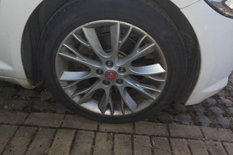 Used Jaguar XF 2015 XF 2.0T Sportbrake Luxury Edition Right Front Wheel Hub