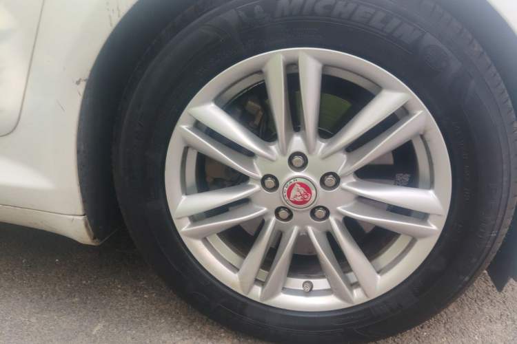 Used Jaguar XF 2015 XF 2.0T 80th Anniversary Collector's Edition Right Front Wheel Hub