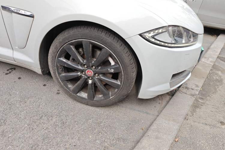 Used Jaguar XF 2015 XF 2.0T 80th Anniversary Limited Edition Luxury Model Right Front Wheel Hub