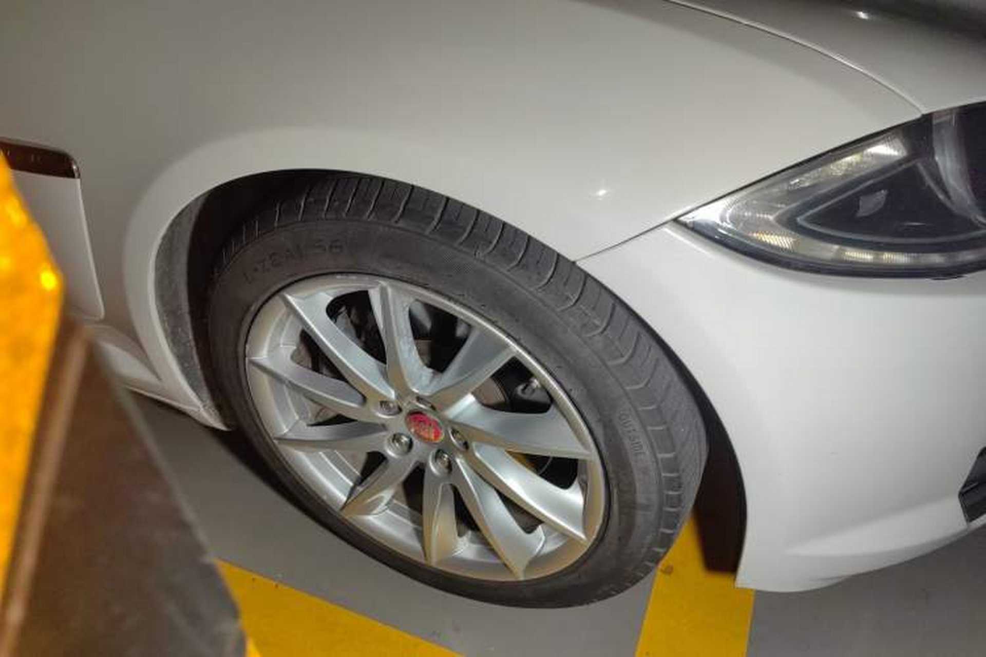Used Jaguar XF 2015 XF 2.0T Sportbrake Luxury Edition Right Front Wheel Hub