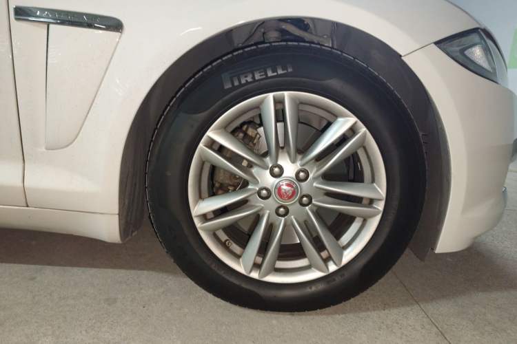 Used Jaguar XF 2015 XF 2.0T 80th Anniversary Collector's Edition Right Front Wheel Hub