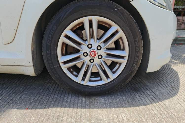Used Jaguar XF 2015 XF 2.0T Prestige Edition Right Front Wheel Hub