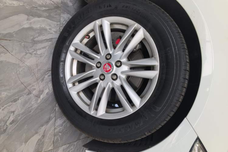 Used Jaguar XF 2015 XF 2.0T Sportbrake Luxury Edition Right Front Wheel Hub
