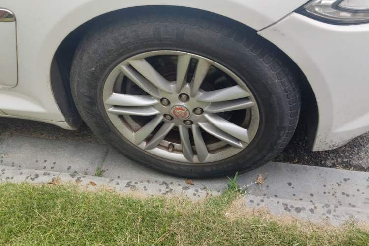 Used Jaguar XF 2015 XF 2.0T Prestige Edition Right Front Wheel Hub