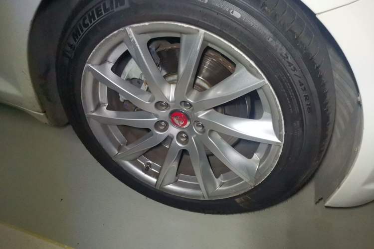 Used Jaguar XF 2015 XF 2.0T Sportbrake Luxury Edition Right Front Wheel Hub