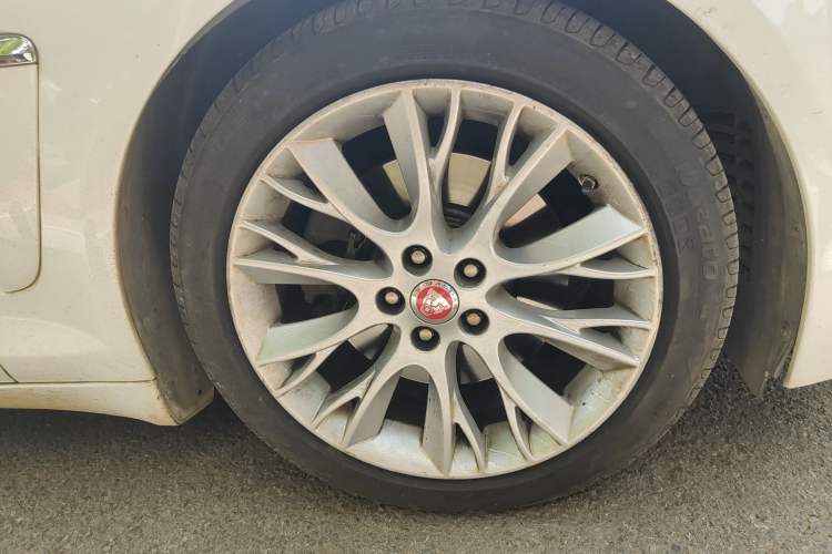 Used Jaguar XF 2015 XF 2.0T Luxury Edition Right Front Wheel Hub
