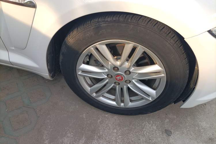 Used Jaguar XF 2015 XF 2.0T Prestige Edition Right Front Wheel Hub