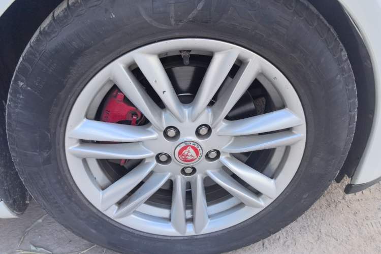 Used Jaguar XF 2015 XF 2.0T 80th Anniversary Collector's Edition Right Front Wheel Hub