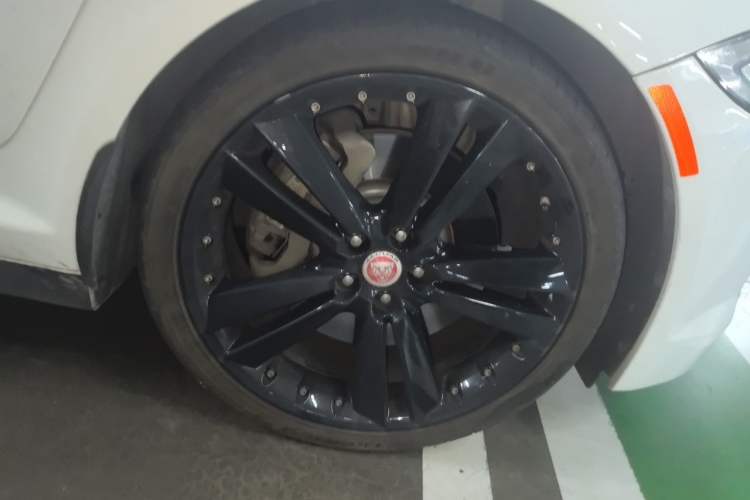 Used Jaguar XF  Right Front Wheel Hub