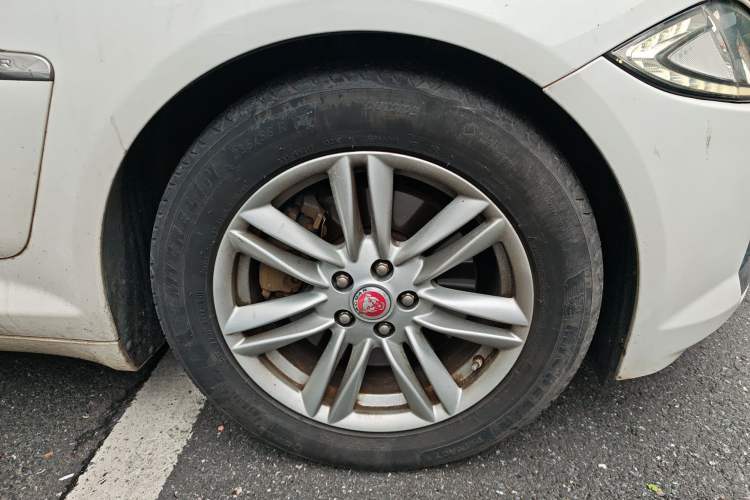 Used Jaguar XF 2015 XF 2.0T 80th Anniversary Collector's Edition Right Front Wheel Hub