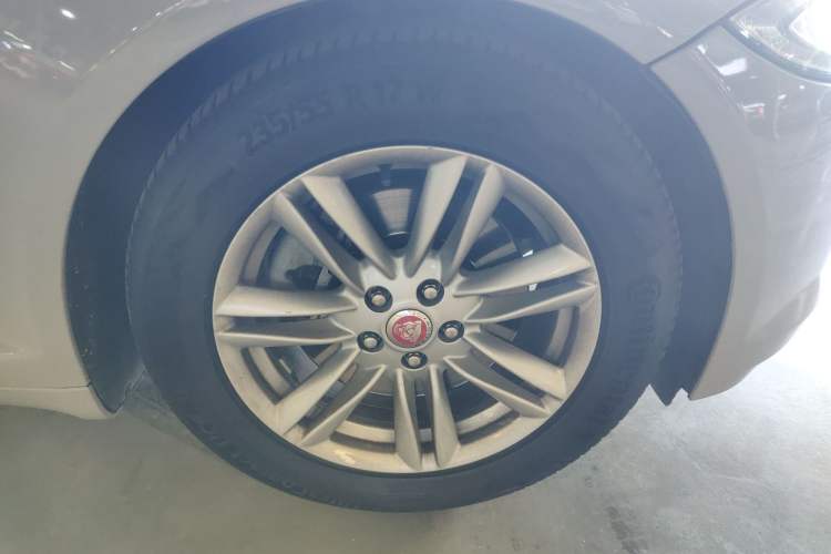 Used Jaguar XF 2015 XF 2.0T Sportbrake Luxury Edition Right Front Wheel Hub
