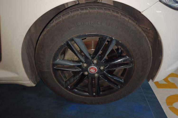 Used Jaguar XF 2015 XF 2.0T 80th Anniversary Collector's Edition Right Front Wheel Hub