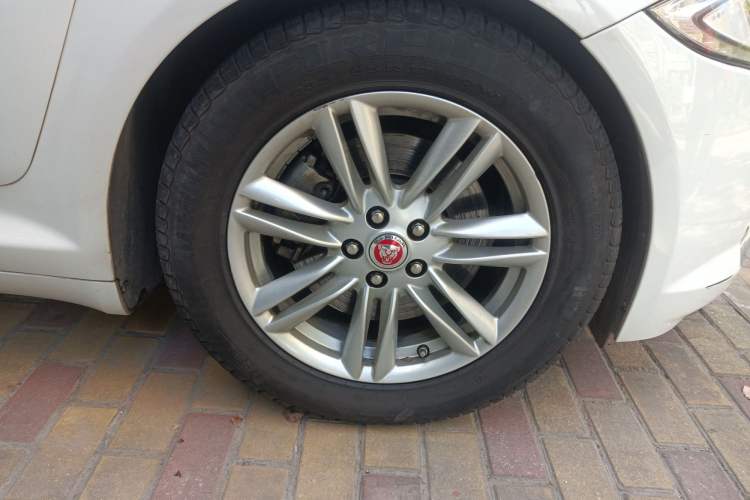 Used Jaguar XF 2015 XF 2.0T 80th Anniversary Collector's Edition Right Front Wheel Hub