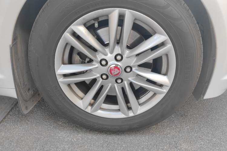 Used Jaguar XF 2015 XF 2.0T Prestige Edition Right Front Wheel Hub