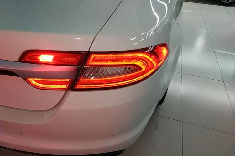 Used Jaguar XF 2015 XF 2.0T 80th Anniversary Limited Edition Luxury Model Right Rear Taillight