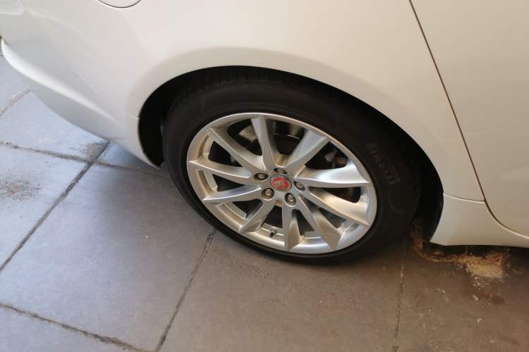Used Jaguar XF 2015 XF 2.0T Sportbrake Luxury Edition Right Rear Wheel Hub