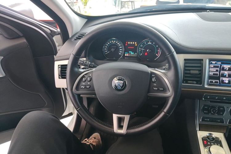 Used Jaguar XF 2015 XF 2.0T Sportbrake Luxury Edition Steering Wheel