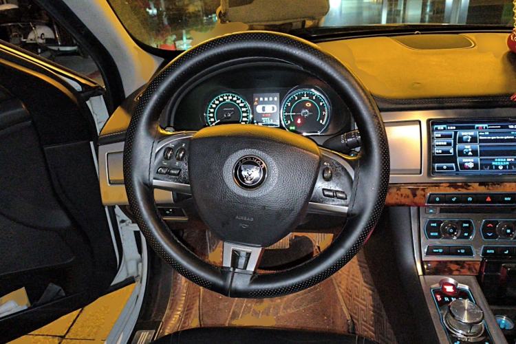Used Jaguar XF 2015 XF 2.0T Luxury Edition Steering Wheel