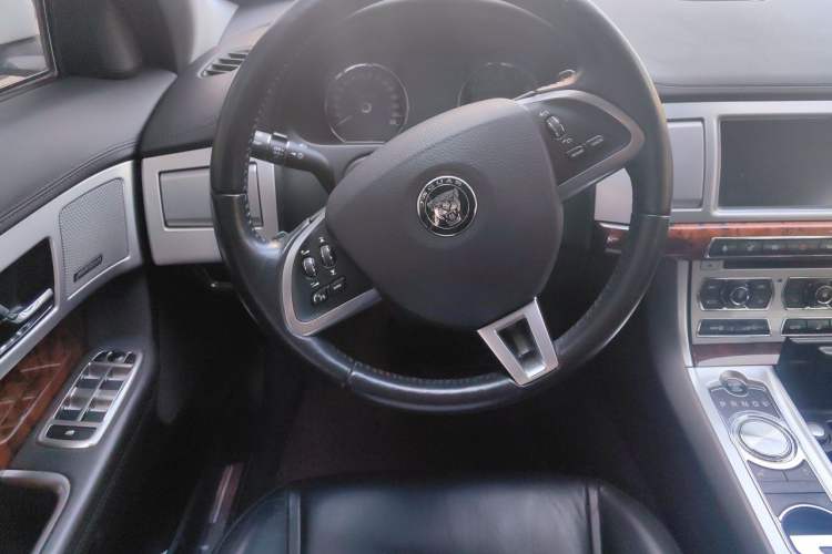 Used Jaguar XF 2015 XF 2.0T Luxury Edition Steering Wheel