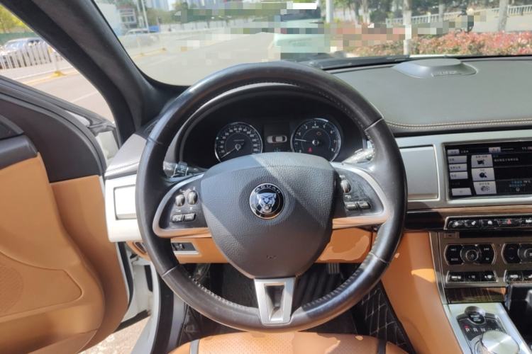 Used Jaguar XF 2015 XF 2.0T Luxury Edition Steering Wheel