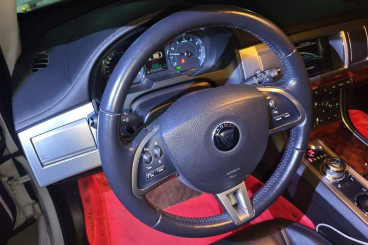 Used Jaguar XF 2015 XF 2.0T Luxury Edition Steering Wheel