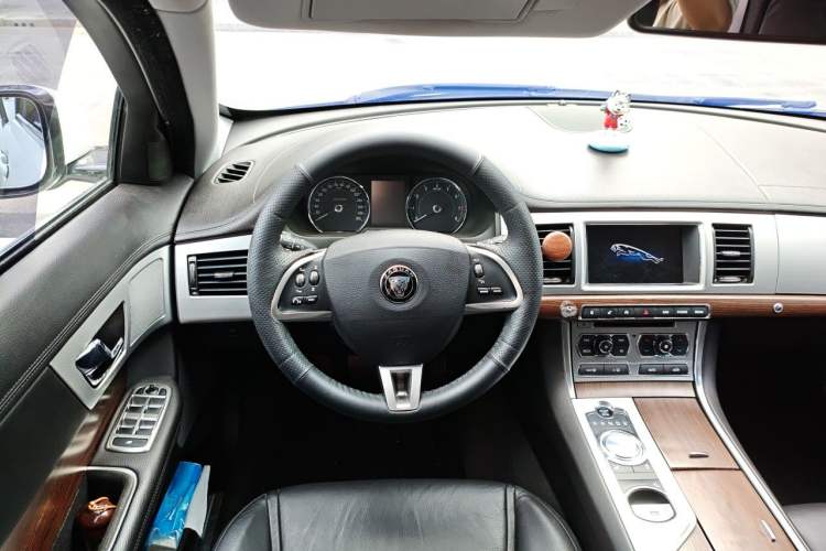 Used Jaguar XF 2015 XF 2.0T Sportbrake Luxury Edition Steering Wheel