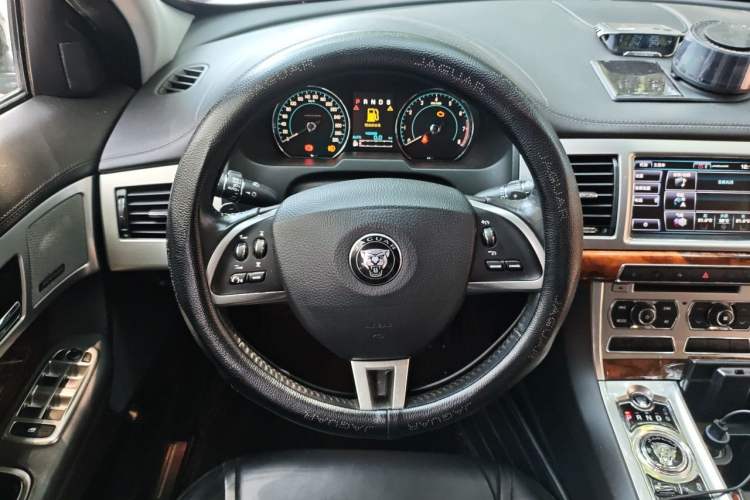 Used Jaguar XF 2015 XF 2.0T Sportbrake Luxury Edition Steering Wheel