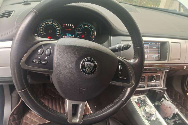 Used Jaguar XF 2015 XF 2.0T Luxury Edition Steering Wheel