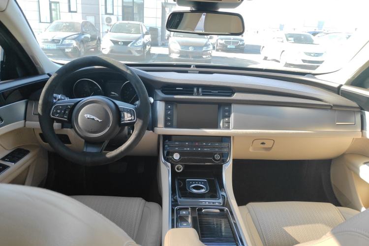 Used Jaguar XF 2016 XF 2.0T Two-Wheel-Drive Luxury Edition Interior 3