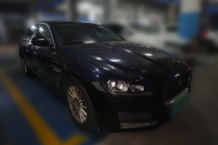 Used Jaguar XF 2016 XF 2.0T Two-Wheel-Drive Luxury Edition Front Right 45 Deg