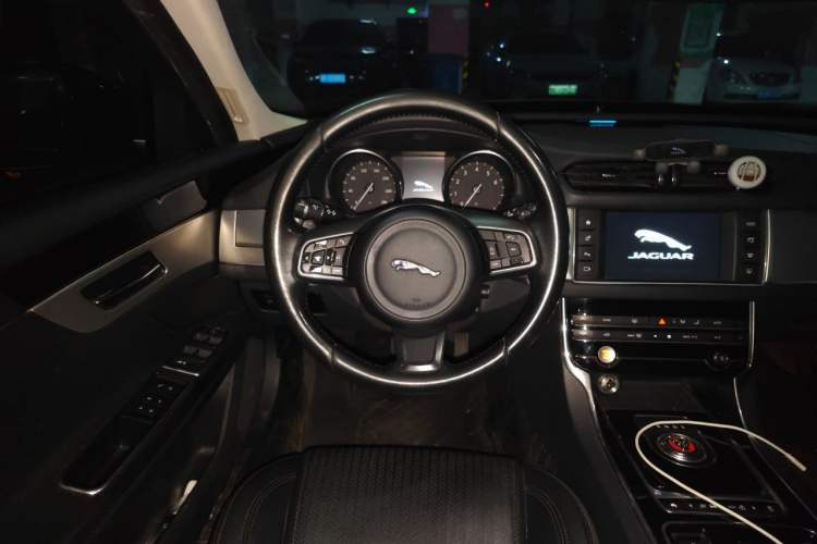 Used Jaguar XF 2016 XF 2.0T Two-Wheel-Drive Luxury Edition Steering Wheel
