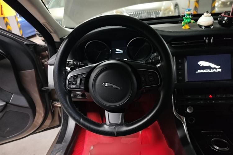 Used Jaguar XF 2016 XF 2.0T Two-Wheel-Drive Luxury Edition Steering Wheel