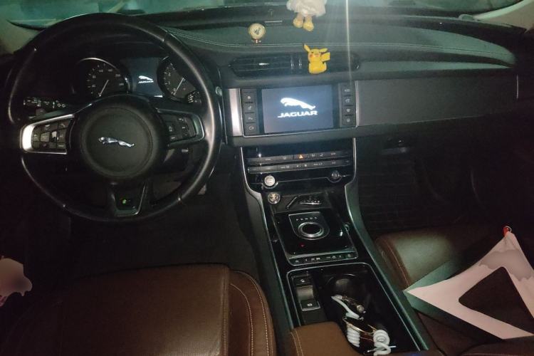 Used Jaguar XF 2016 XF 2.0T Two-Wheel-Drive R-Sport Sport Edition Center Console