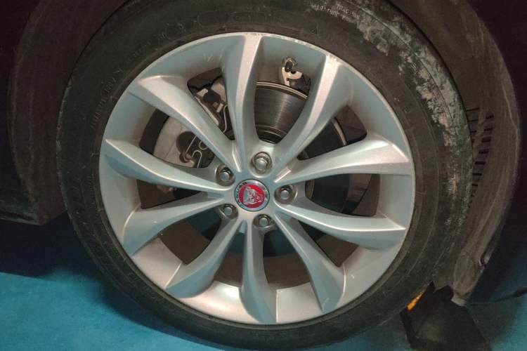 Used Jaguar XF 2016 XF 2.0T Two-Wheel-Drive R-Sport Sport Edition Right Front Wheel Hub