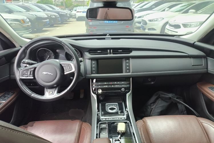 Used Jaguar XF 2016 XF 2.0T Two-Wheel-Drive R-Sport Sport Edition Center Console