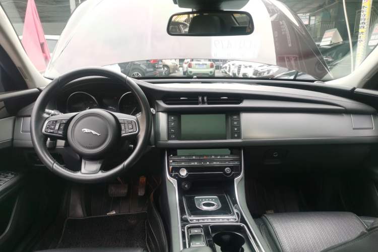 Used Jaguar XF 2016 XF 2.0T Two-Wheel-Drive Luxury Edition Center Console