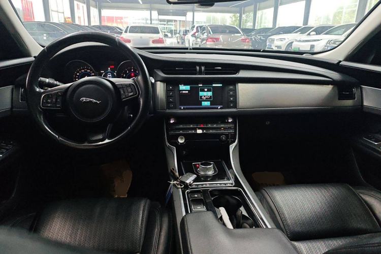 Used Jaguar XF 2016 XF 2.0T Two-Wheel-Drive Luxury Edition Center Console