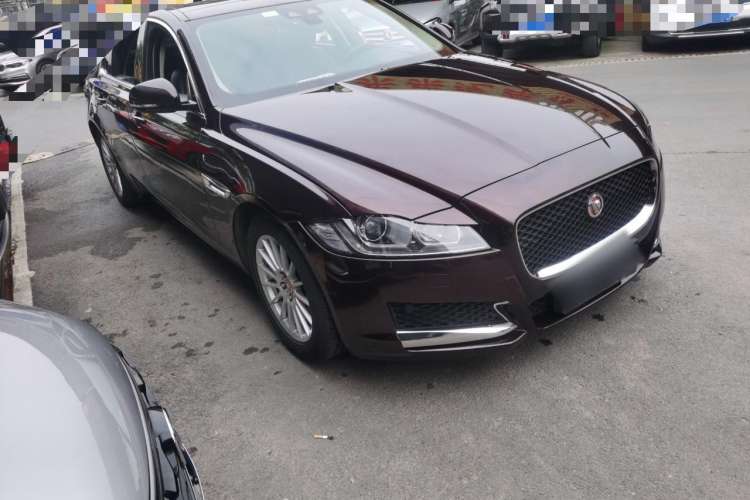 Used Jaguar XF 2016 XF 2.0T Two-Wheel-Drive Luxury Edition Front Right 45 Deg