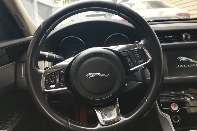 Used Jaguar XF 2016 XF 2.0T Two-Wheel-Drive Luxury Edition Steering Wheel