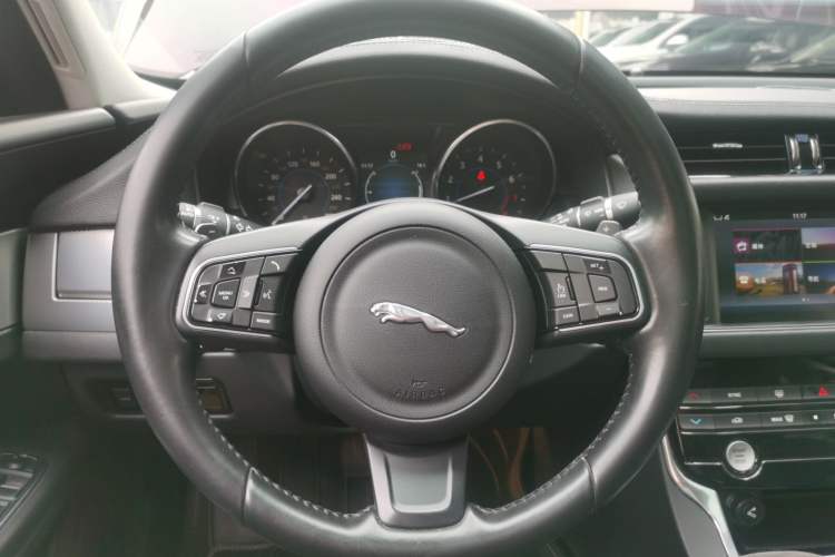 Used Jaguar XF 2016 XF 2.0T Two-Wheel-Drive Luxury Edition Steering Wheel