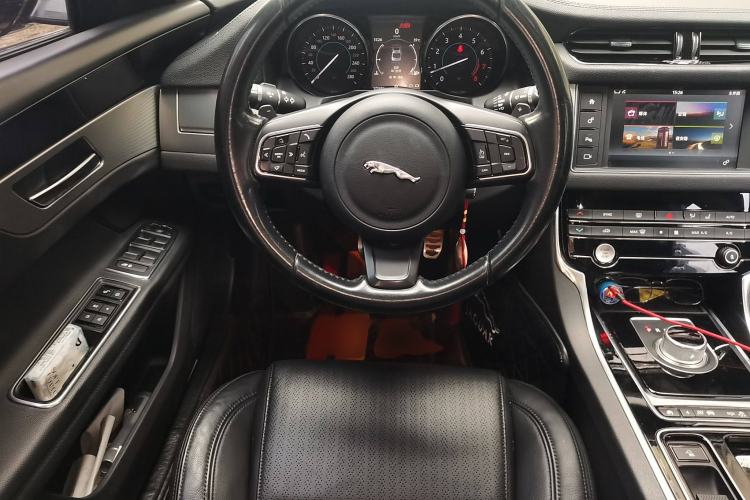 Used Jaguar XF 2016 XF 2.0T Two-Wheel-Drive Luxury Edition Steering Wheel