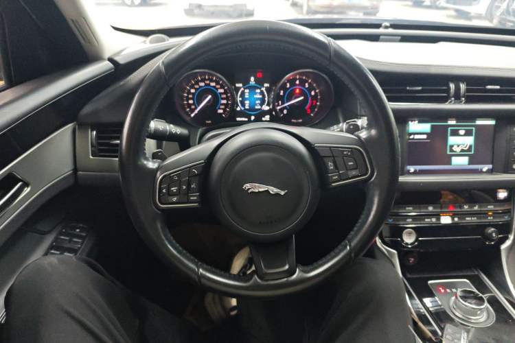 Used Jaguar XF 2016 XF 2.0T Two-Wheel-Drive Luxury Edition Steering Wheel