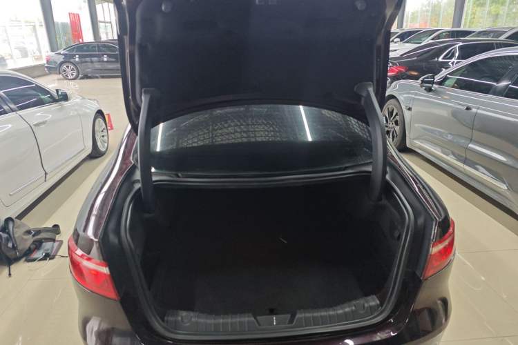 Used Jaguar XF 2016 XF 2.0T Two-Wheel-Drive Luxury Edition Trunk