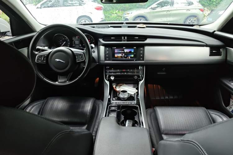Used Jaguar XF 2016 XF 3.0 SC Two-Wheel-Drive Luxury Edition Center Console