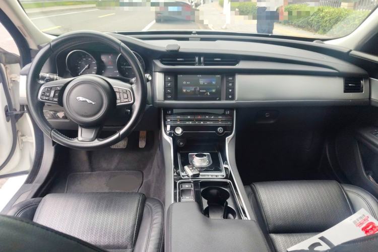 Used Jaguar XF 2016 XF 2.0T Two-Wheel-Drive Luxury Edition Center Console