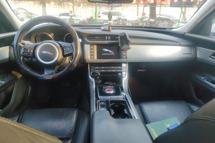 Used Jaguar XF 2016 XF 2.0T Two-Wheel-Drive Luxury Edition Center Console